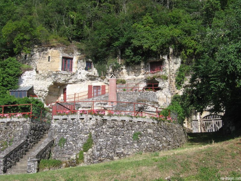 Les Roches-l'Evque, maison troglodytique