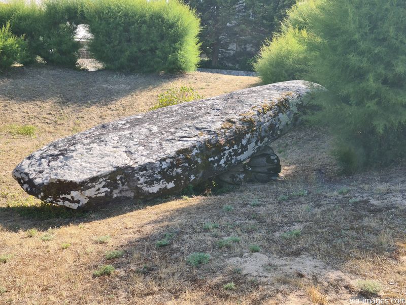 Le menhir couch de Beg er Vil